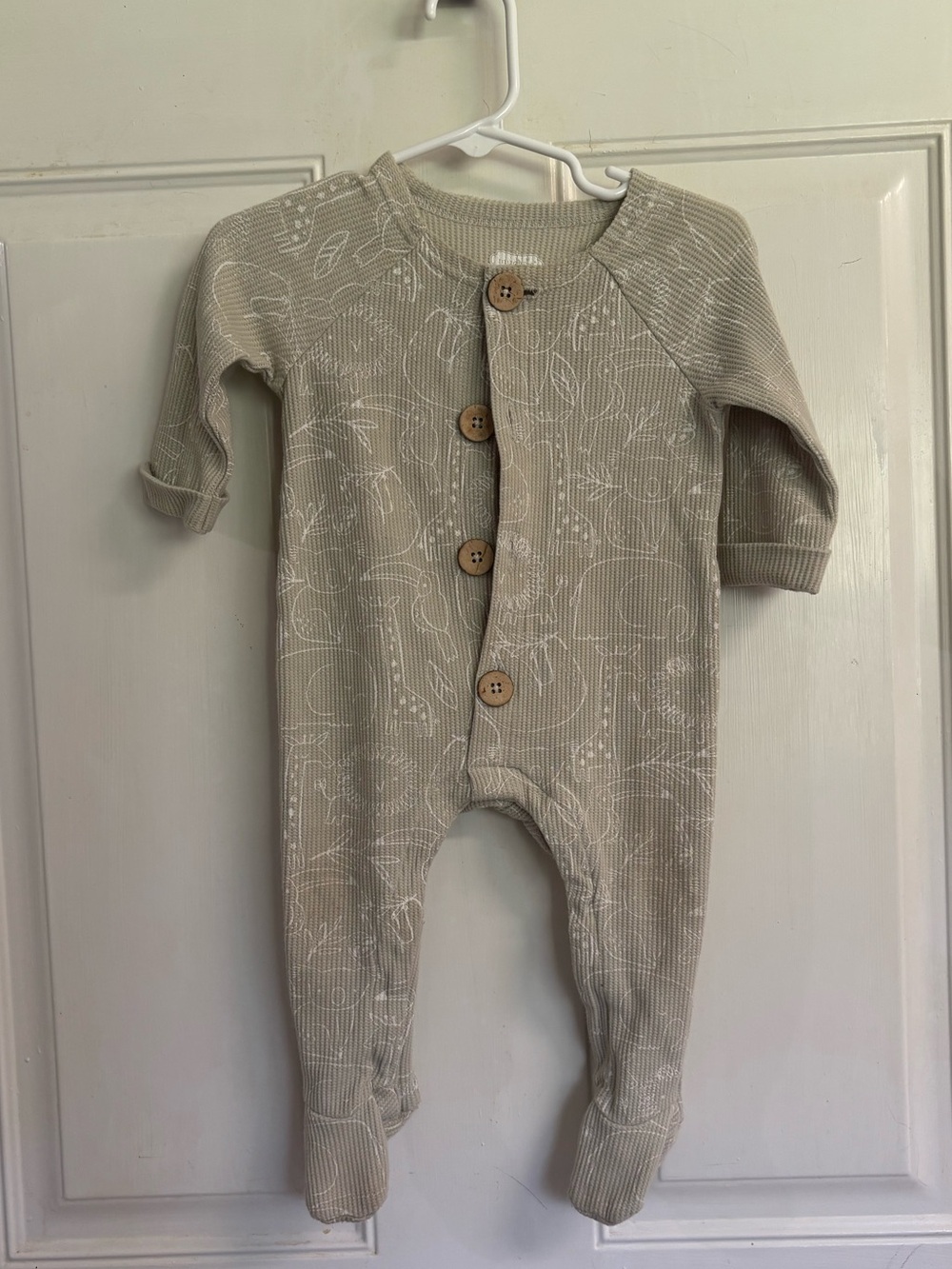 3/6M Mud Pie beige/white ribbed long sleeve button up footed romper. In VVGUC!